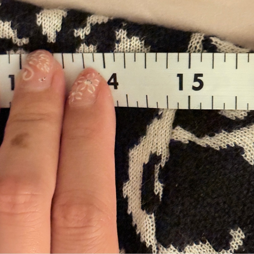 Black And White Patterned Collared Wool Cardigan - image 6